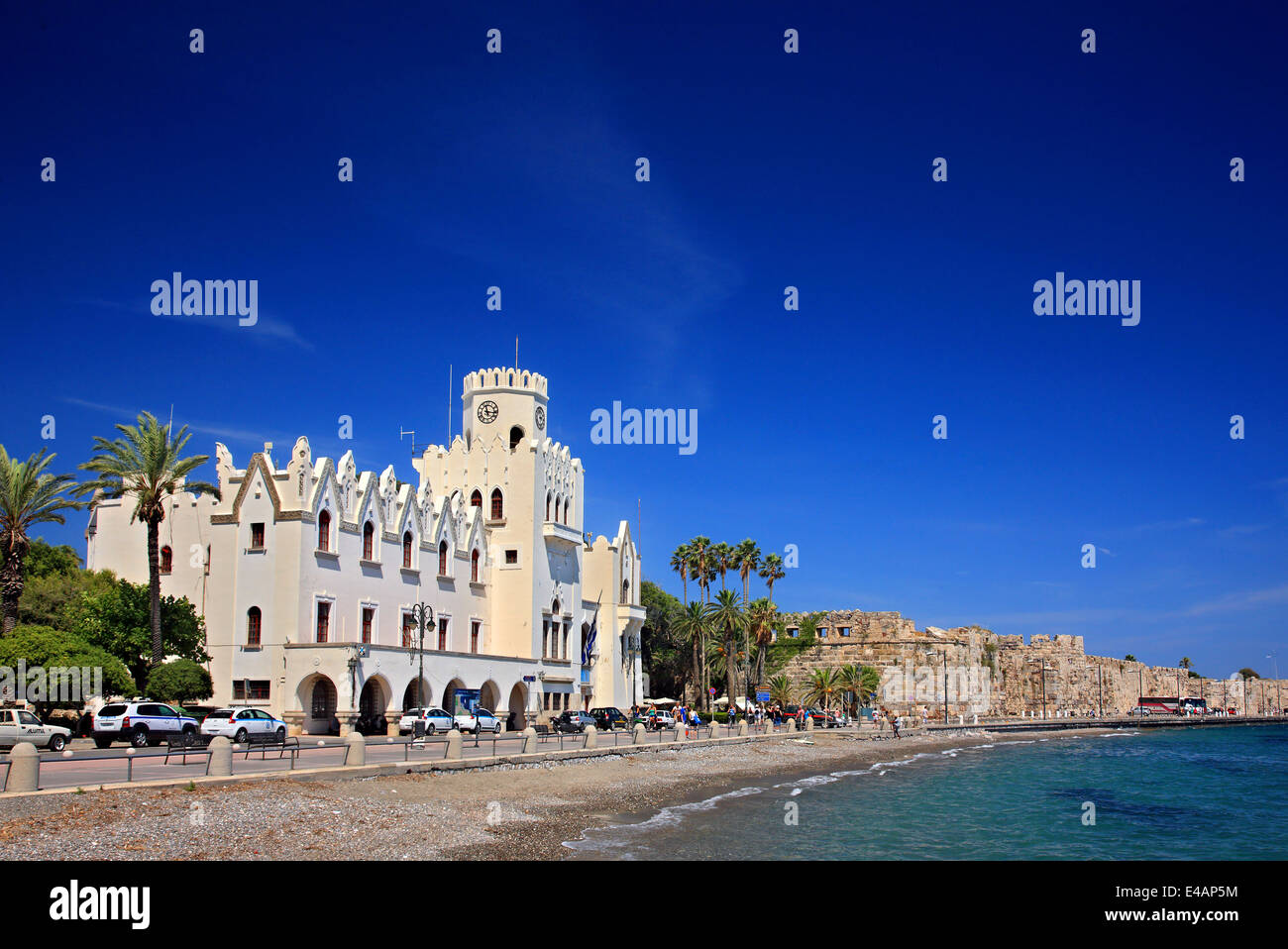 Tipico edificio di epoca italiana ("Residency") e il castello di Neratzia, la città di Kos, isola di Kos, Dodecanneso, Grecia. Foto Stock
