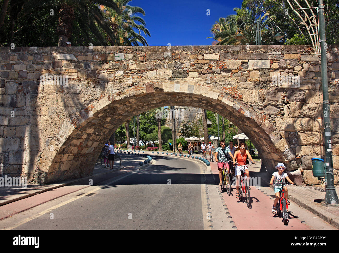 Il ponte del castello di Neratzia e gli alberi di palma Avenue, la città di Kos, isola di Kos, Dodecanneso, Mar Egeo, Grecia. Foto Stock