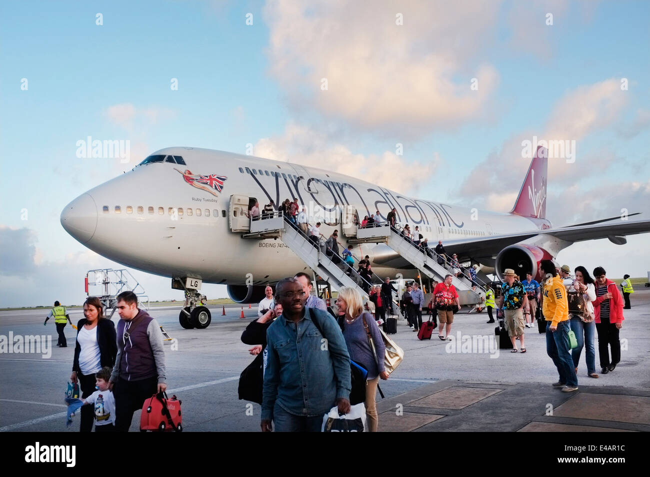 Passeggeri dis-imbarco da Virgin Atlantic Boeing 747- 400 aeromobili presso l'Aeroporto Internazionale Grantley Adams, Barbados Foto Stock