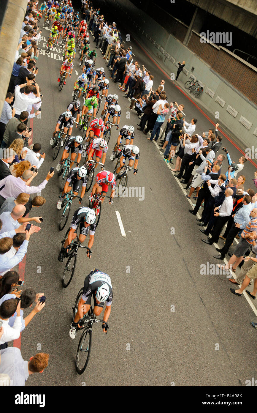 London, Regno Unito - 7 Luglio 2014: Omega Pharma Quickstep team leader del peloton passando sotto il Blackfriars Bridge in Tour de France Foto Stock