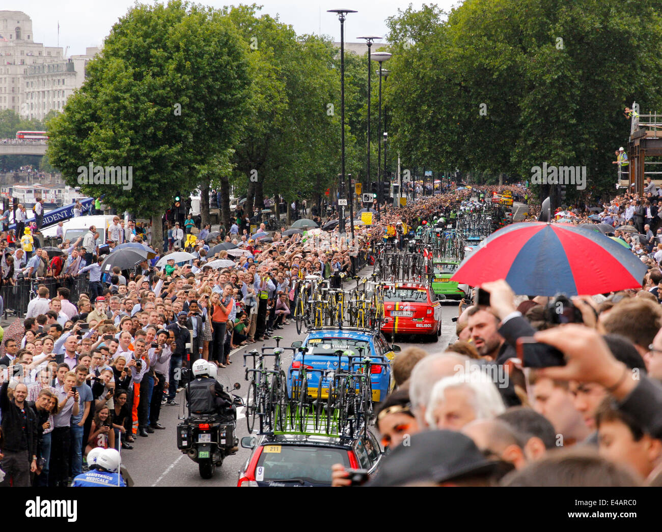 London, Regno Unito - 7 Luglio 2014: Tour de France il team di supporto veicoli emergente dal Blackfriars sottopassaggio davanti a una folla numerosa Foto Stock