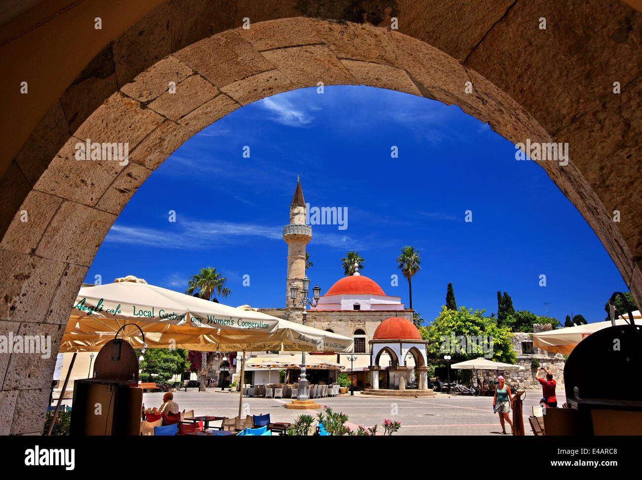 La moschea Defterdar, visto "attraverso" l'arco di un 'Italian' edificio, a piazza Eleftheria, isola di Kos, Dodecanneso, Grecia Foto Stock