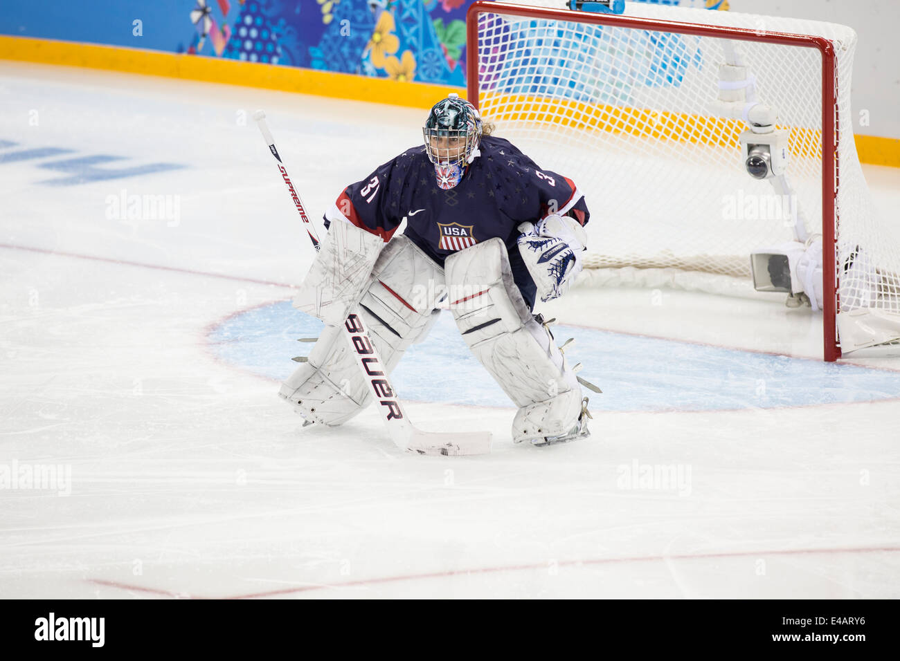 Jessie Vetter (USA) goalie durante l'hockey su ghiaccio vs fin presso i Giochi Olimpici Invernali, Sochi 2014 Foto Stock