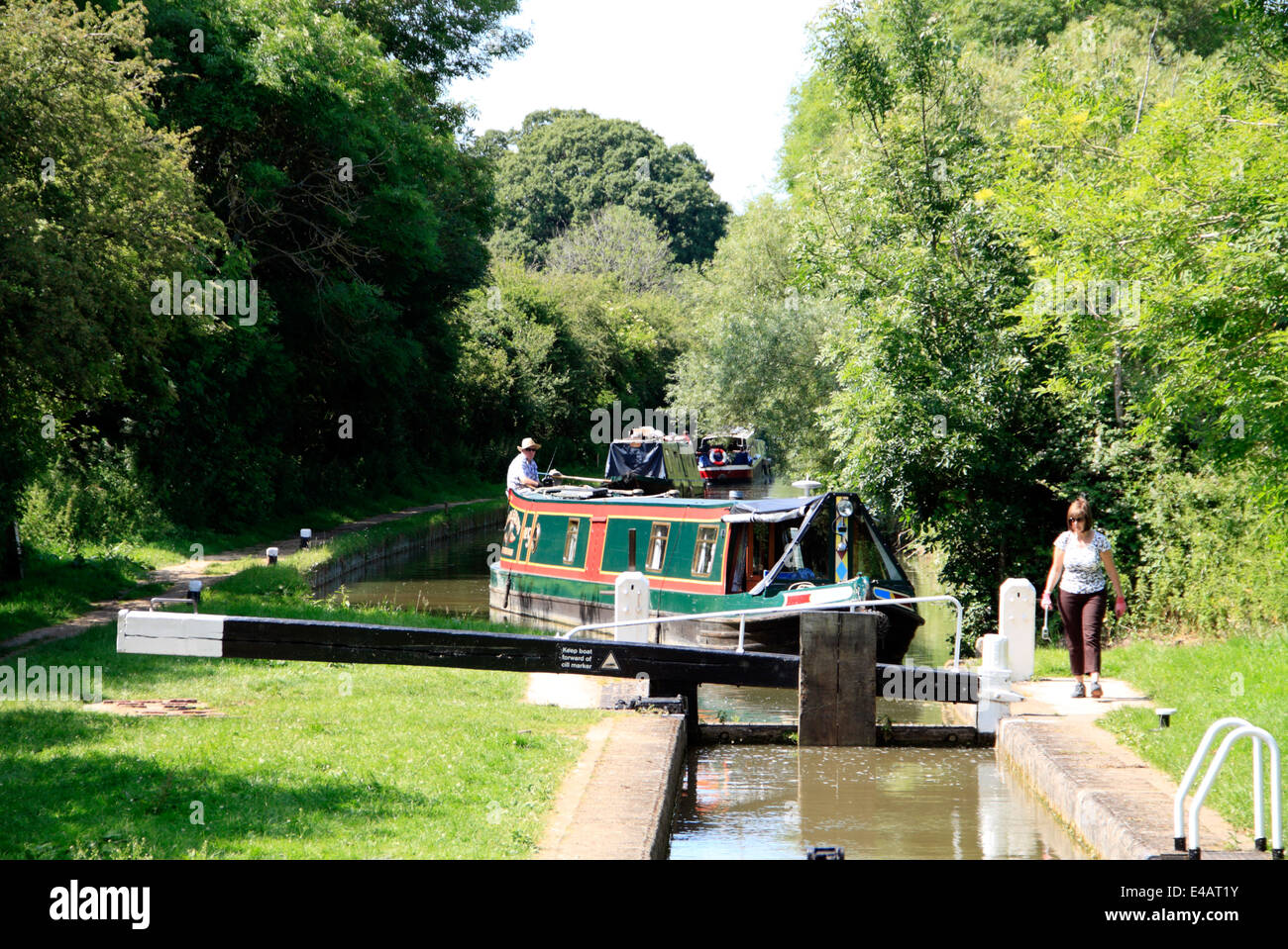 Un narrowboat si avvicina a un blocco sul Oxford canal vicino a Milton Keynes Foto Stock
