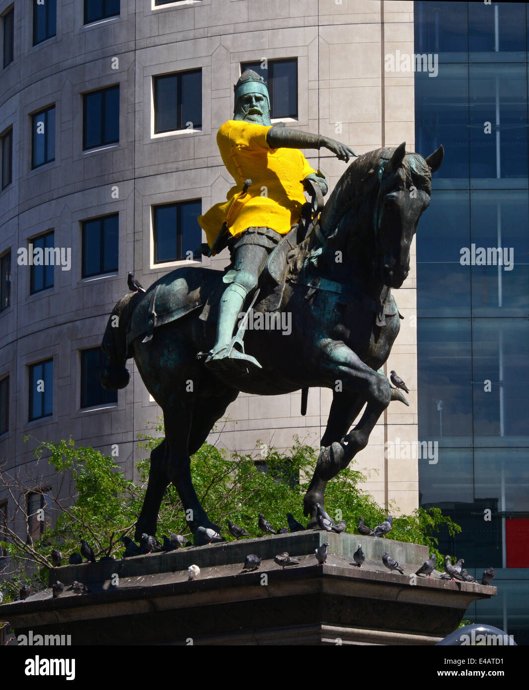 Principe nero statua in piazza della città indossando maglia gialla che segna l'inizio del tour de France a Leeds Yorkshire Regno Unito Foto Stock