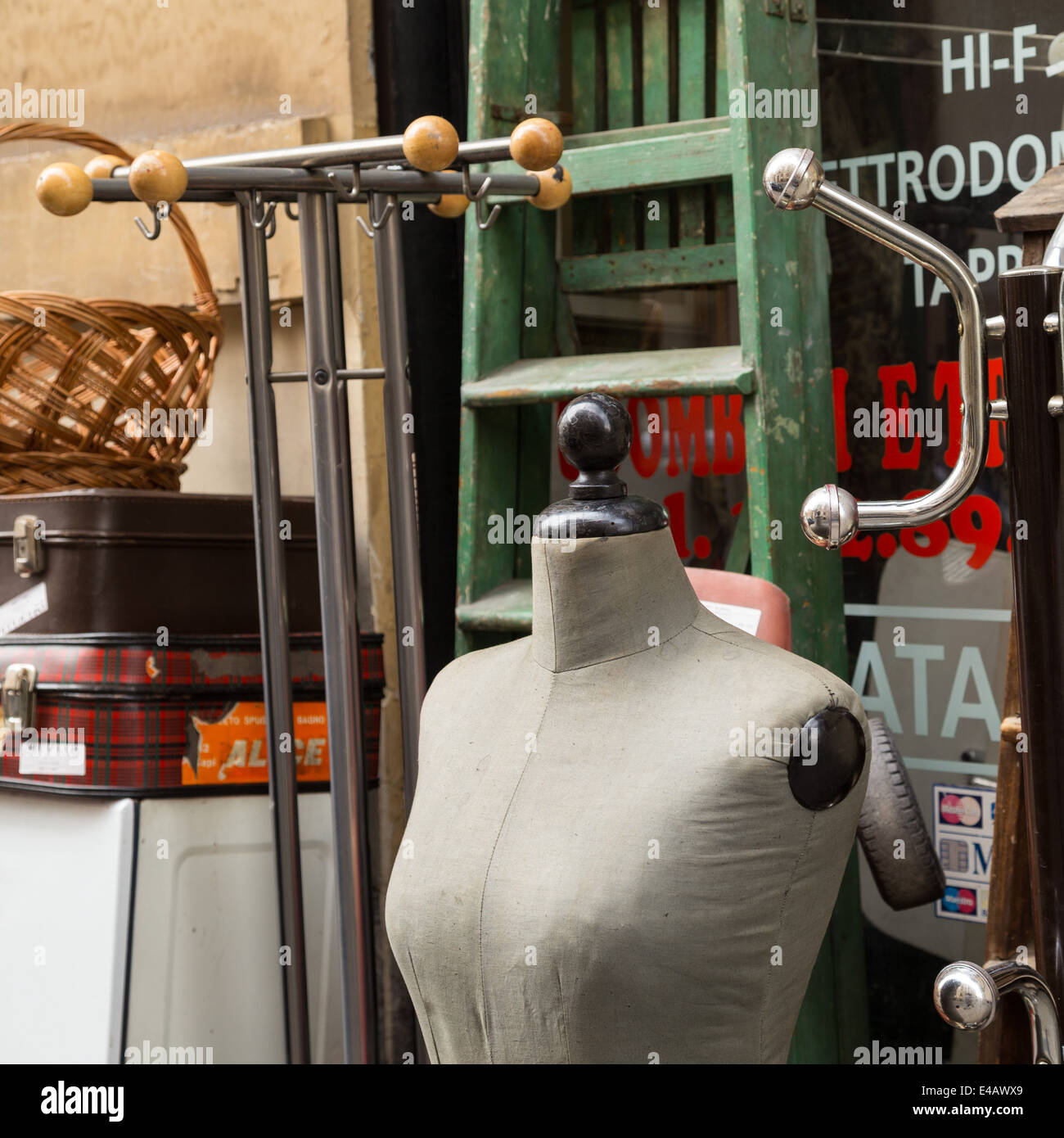 Il manichino di Tailor e i suoi appendiabiti in un'esposizione di un negozio di articoli di spazzatura, Torino, Italia. Foto Stock