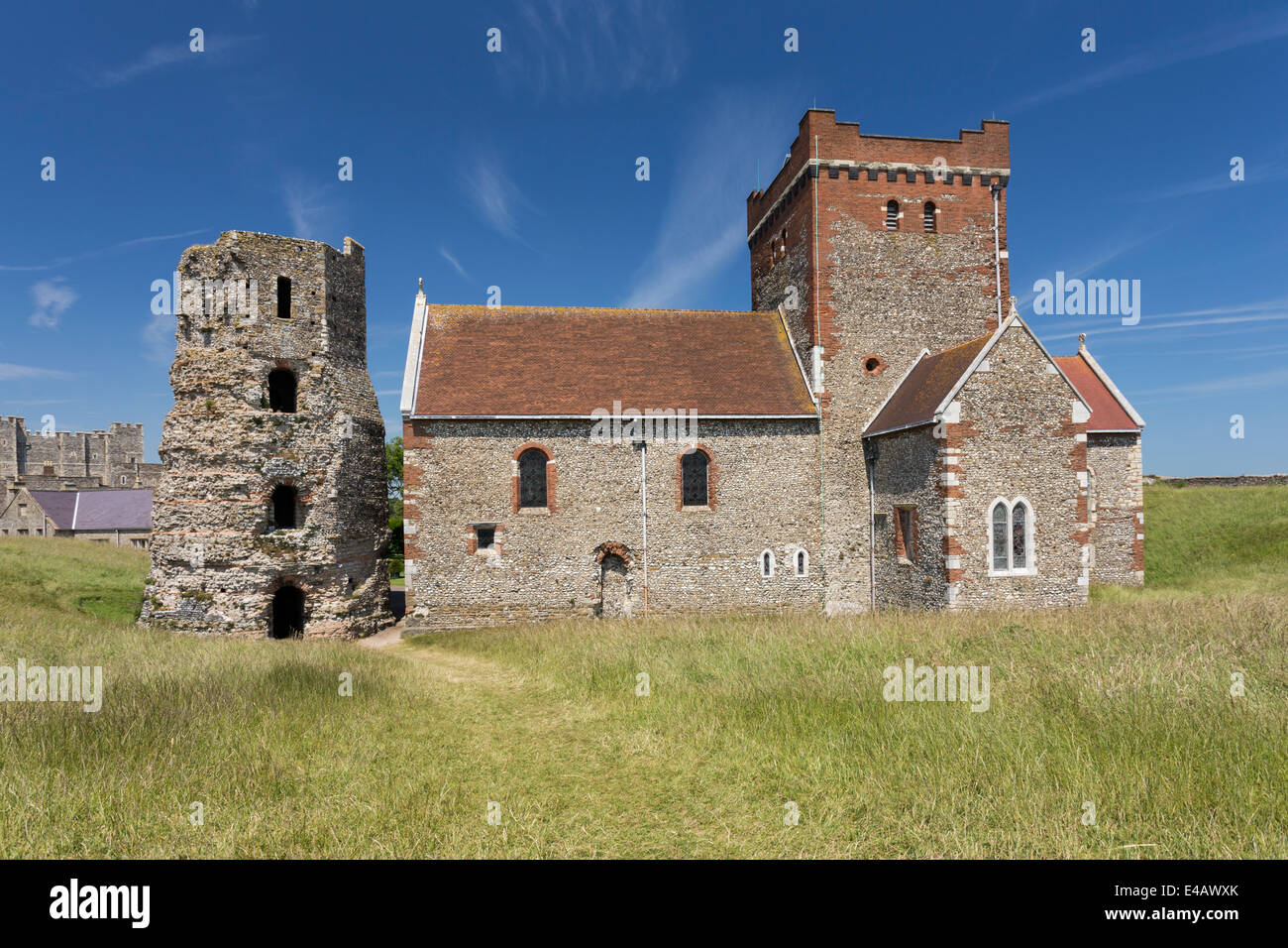 Il vecchio Faro Romano e di Santa Maria in Castro chiesa nel castello di Dover Foto Stock