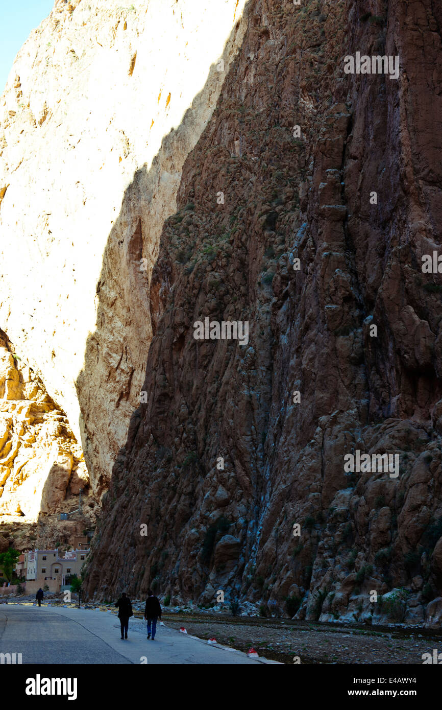 Aspetti della gola Todgha,strada asfaltata,hotels,escursioni,i venditori di tappeti,Fiume,4 ruote motrici,gli escursionisti, gli alpinisti,ripide scogliere,Marocco Foto Stock