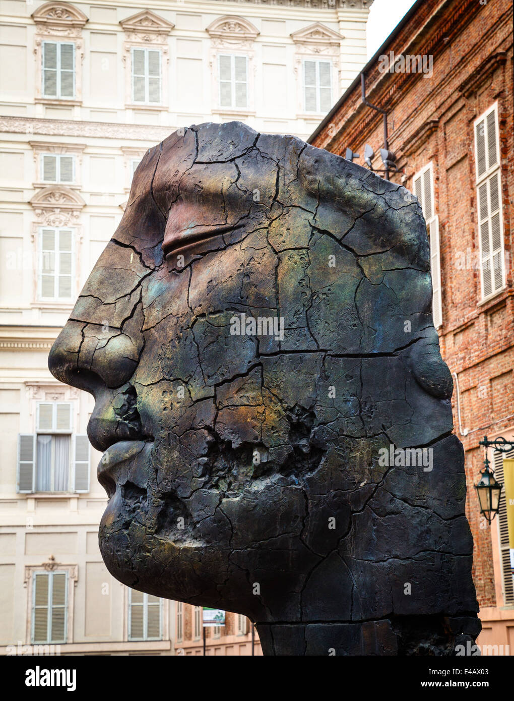Scultura nel cortile di Piazza Reale di Torino, Italia. Foto Stock