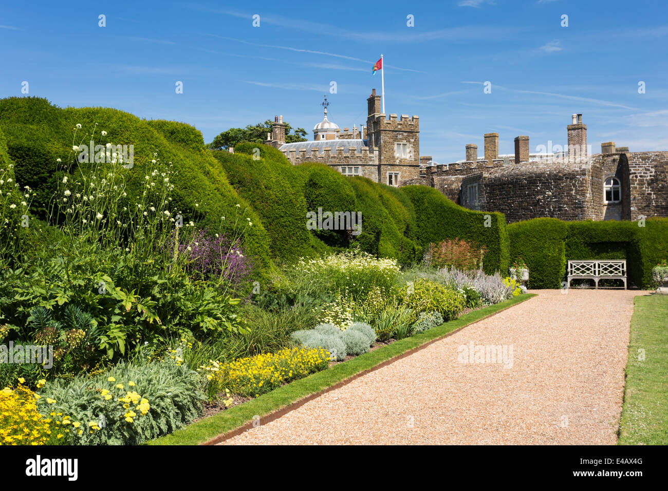 In estate il giardino di confine Walmer Castle residenza ufficiale del Signore operaio delle Cinque porte Foto Stock