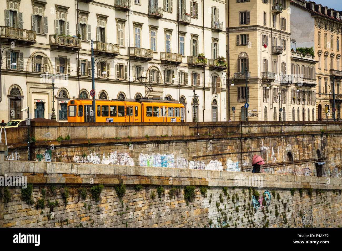 Tram giallo sulla sponda nord del po, Torino, Piemonte, Italia. Foto Stock