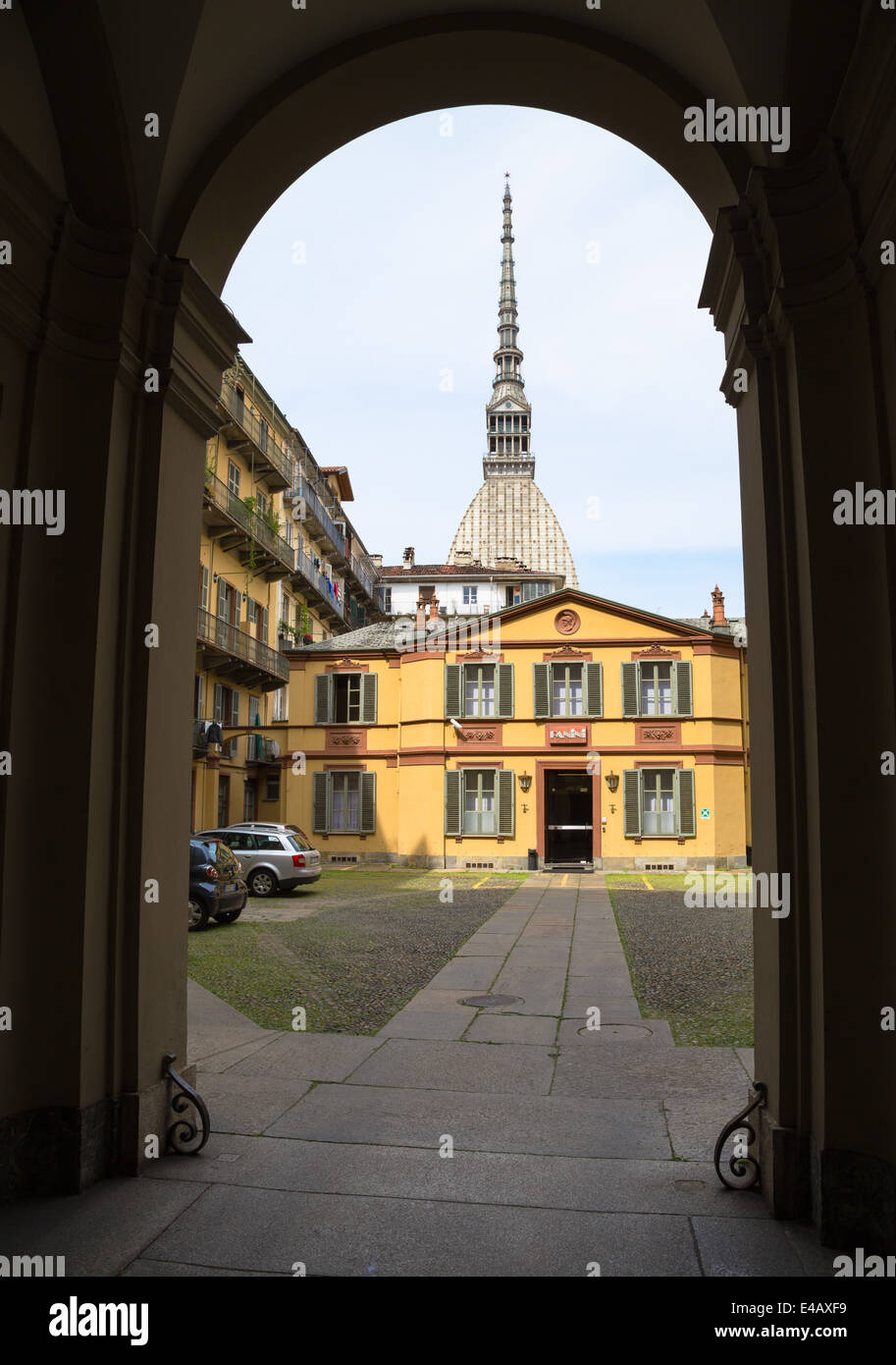 La guglia della Mole Antonelliana, incorniciata da un arco su Via Po, Torino, Italia. Foto Stock
