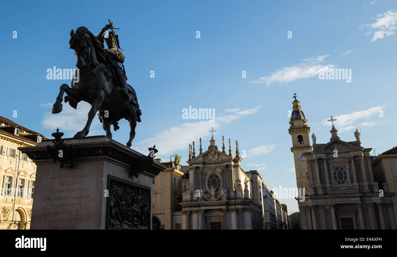 La statua di Emanuele Filiberto in Piazza San Carlo, Torino, Italia. Le chiese di Santa Cristina (L) e San Carlo (R) in background. Foto Stock