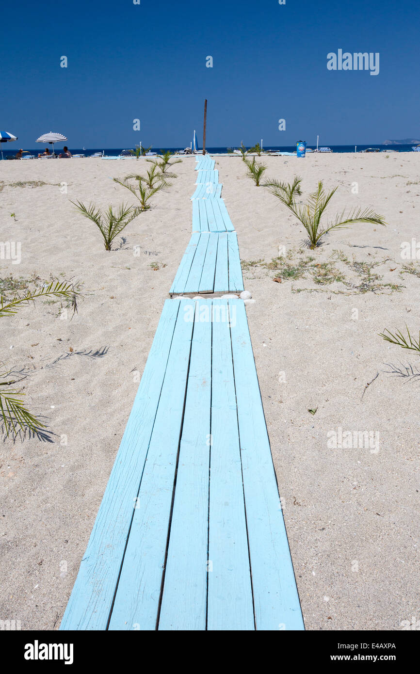 Il Boardwalk su di una spiaggia di sabbia vicino a Sivota, Grecia. Foto Stock