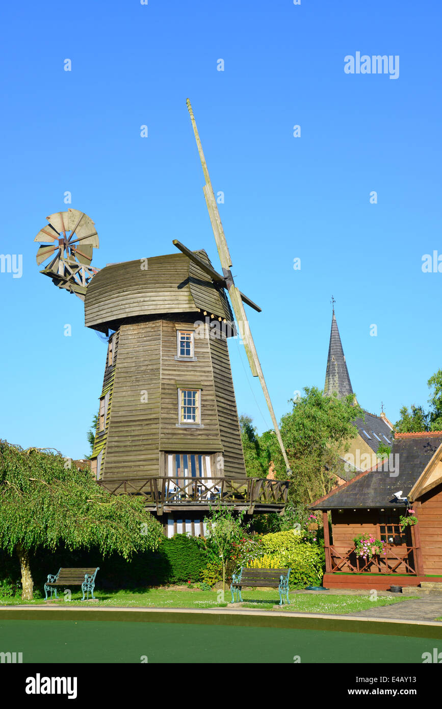 Il Wraysbury Windmill e Bowling Club, Wraysbury, Berkshire, Inghilterra, Regno Unito Foto Stock