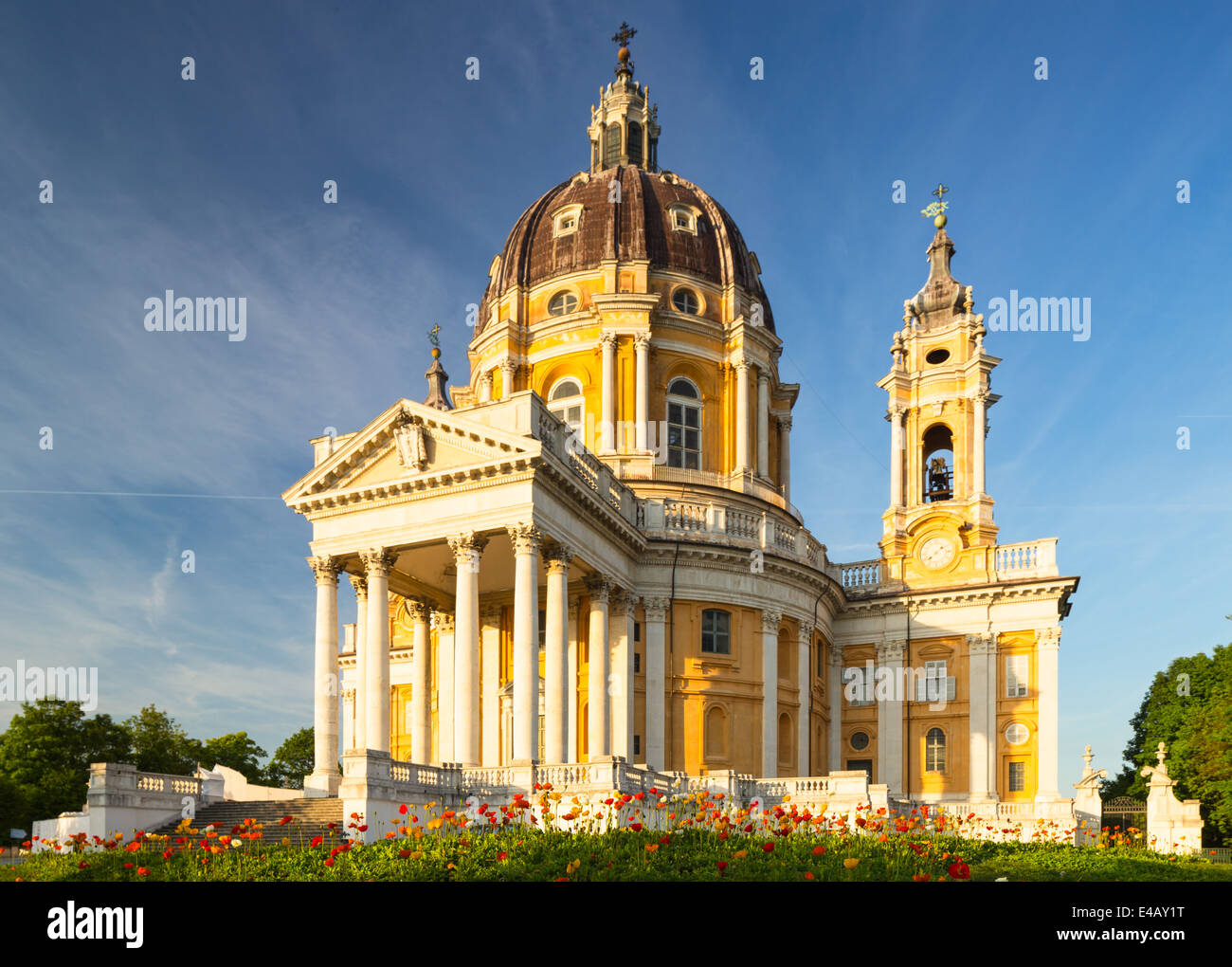 La Basilica di Superga, su una collina a sud di Torino, Italia. Fu costruita per la famiglia Savoia per celebrare la vittoria nella battaglia di Torino, 1706. Foto Stock