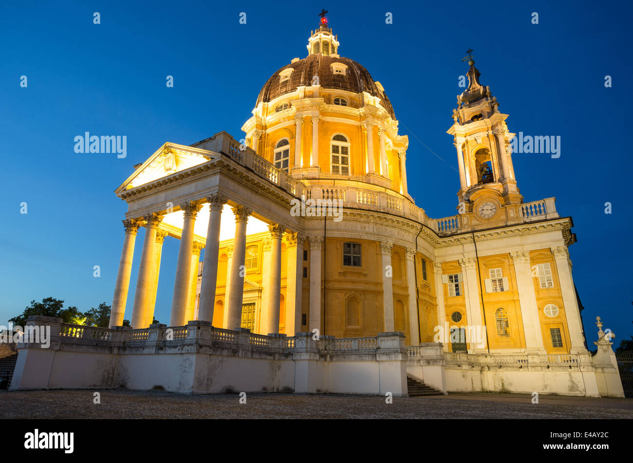 La Basilica di Superga, su una collina a sud di Torino, Italia. Fu costruita per la famiglia Savoia per celebrare la vittoria nella battaglia di Torino, 1706. Foto Stock