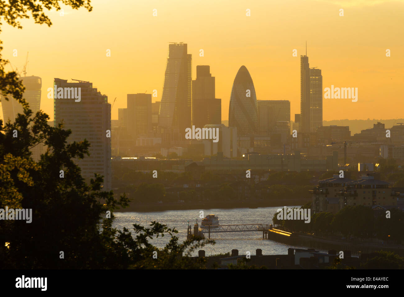 Serata estiva vista fiume Tamigi verso la città di Londra da Greenwich Park. Foto Stock