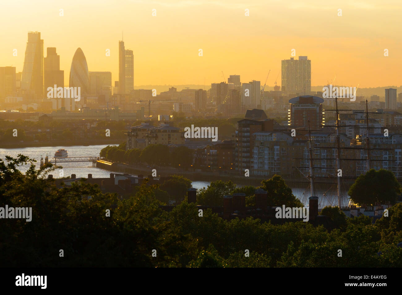 Serata estiva vista fiume Tamigi verso la città di Londra da Greenwich Park (montanti del Cutty Sark metà destra dell'immagine) Foto Stock