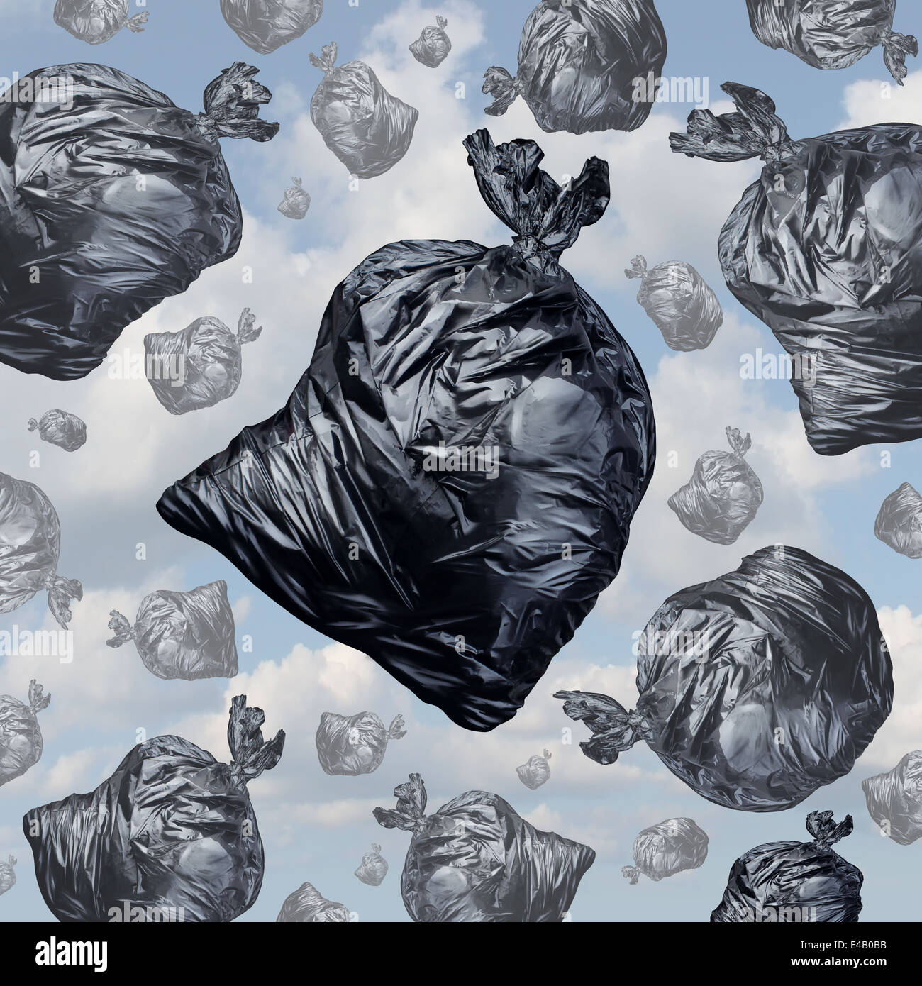 Il concetto di rifiuti come cestino nero sacchi con un odore sgradevole che cadono dal cielo come sfondo del danno ambientale questioni e problemi di gestione dei rifiuti. Foto Stock