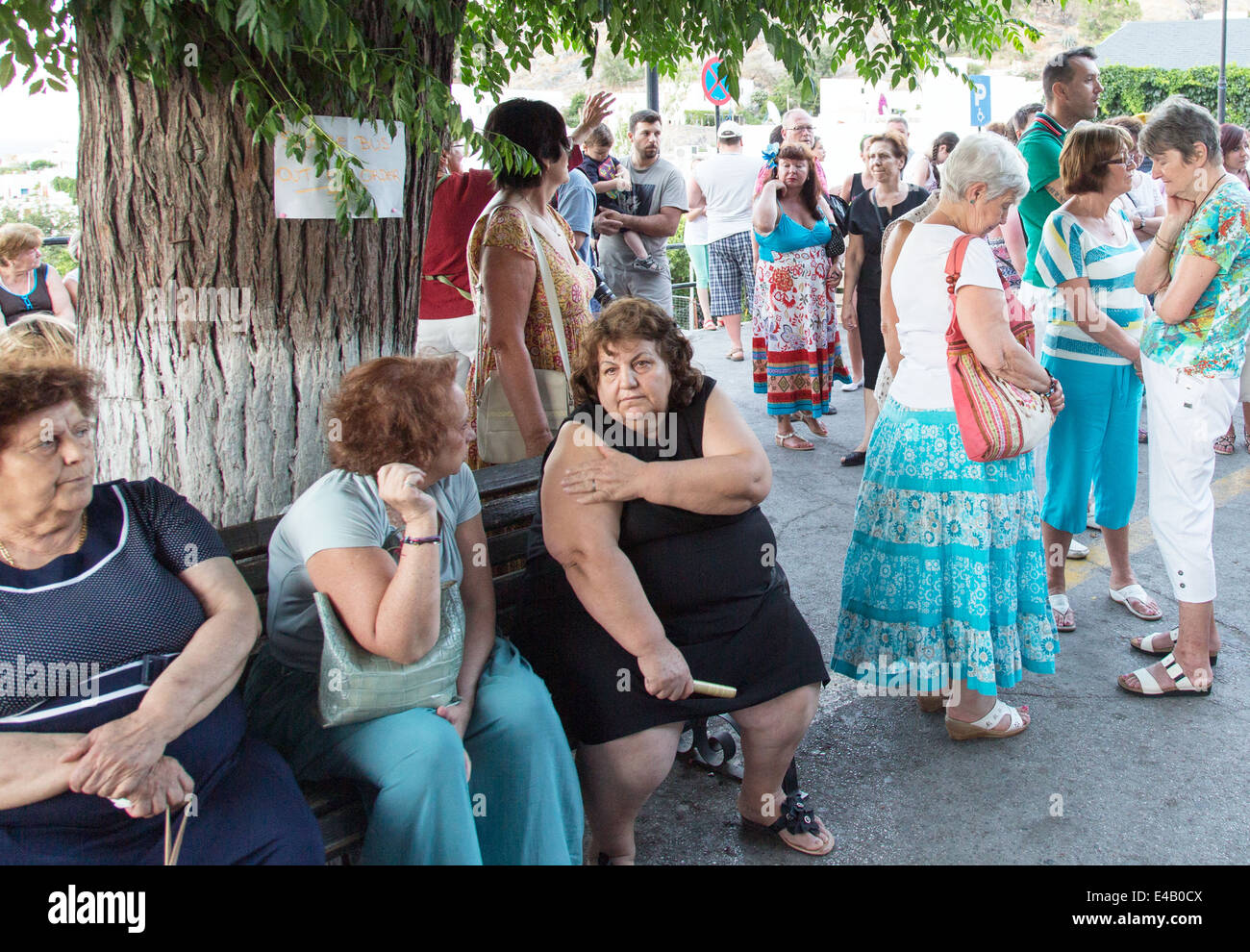 Le persone nella piazza principale di Lindos Rodi Grecia Foto Stock