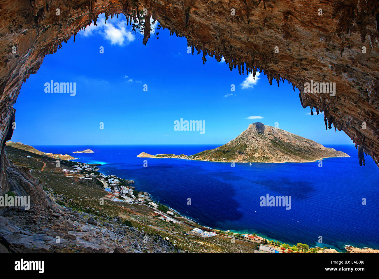 Il famoso 'Grande Grotta', uno dei più famosi campi di arrampicata di Kalymnos island, Dodecaneso, Grecia. Foto Stock