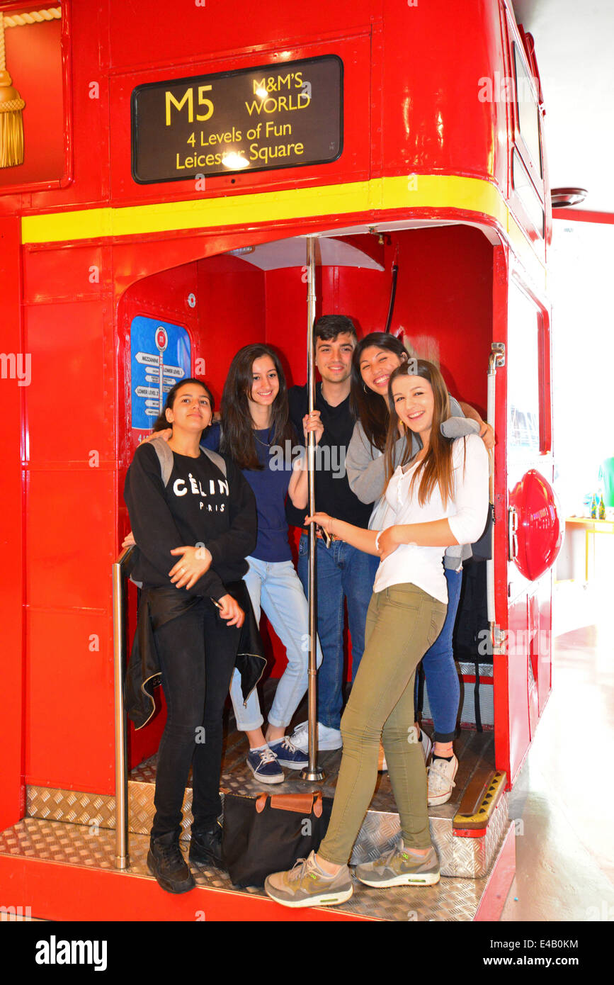 Giovane gruppo su autobus di Londra a M&M's World, Swiss Cottage, Leicester Square, West End, City of Westminster, Greater London, Regno Unito Foto Stock