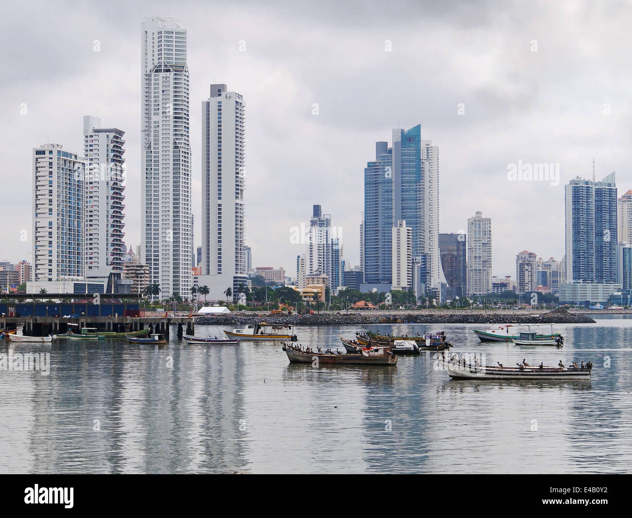 Barche da pesca ancorate con grattacieli della città di Panama, Costa del Pacifico, America Centrale Foto Stock