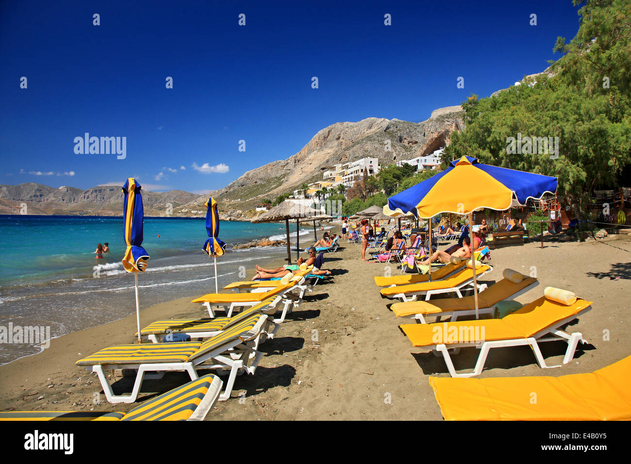 Spiaggia organizzata a Masouri, Kalymnos island, Dodecaneso, Mar Egeo, Grecia. Foto Stock