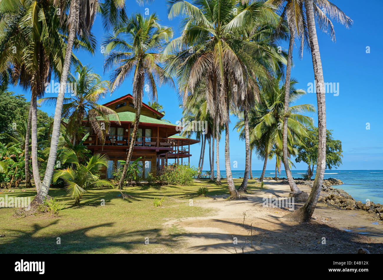 Tropical beach house con palme di cocco su un isola dei Caraibi Foto Stock