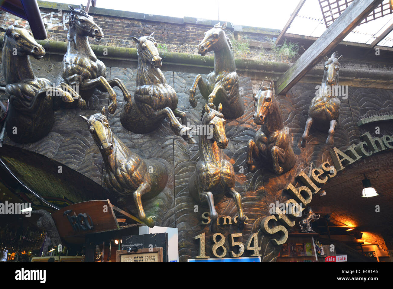 Maneggio cavalli di mercato sculture, Camden Lock market, Camden Town London Borough of Camden, London, England, Regno Unito Foto Stock