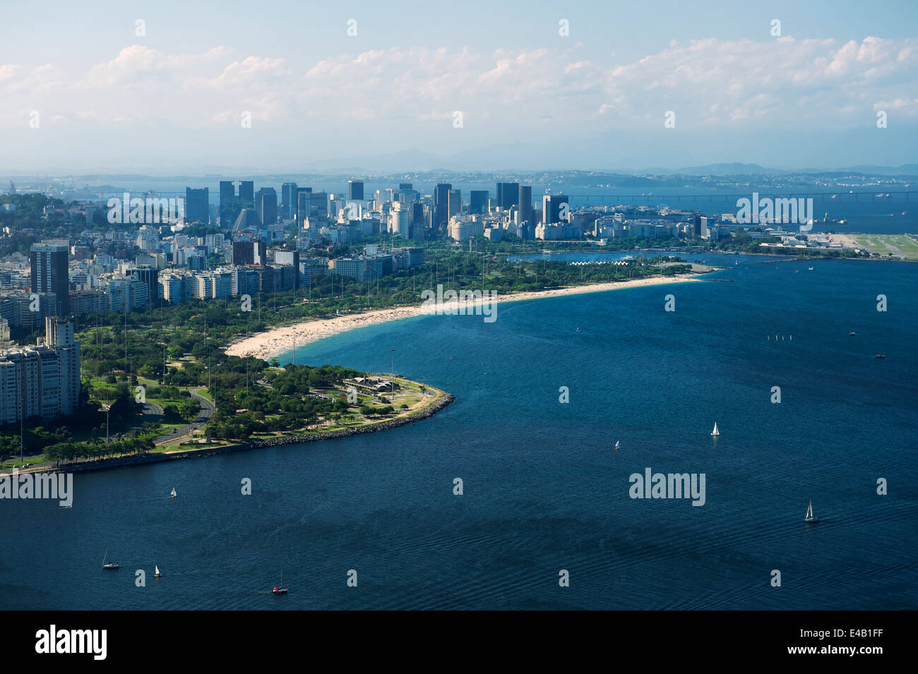 Vista aerea del centro cittadino di Rio de Janeiro in Brasile con il Flamengo beach e Baia Guanabara nella Zona Sul Foto Stock