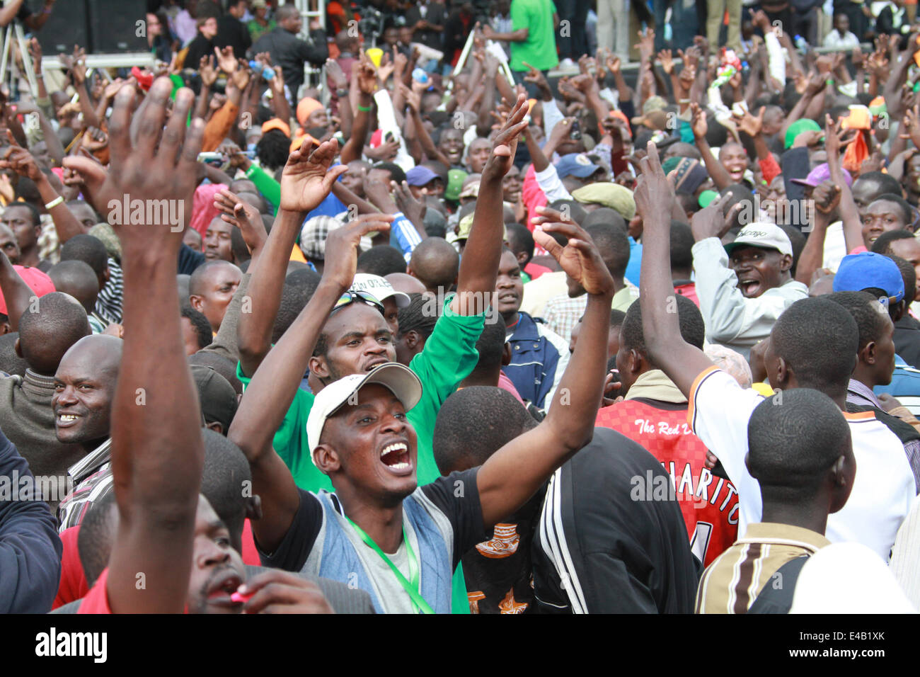 Nairobi, in Kenya. Il 7 di luglio. 2014.del Kenya i sostenitori di opposizione celebrare come del Kenya identità di opposizione guidato dalla Coalizione per le riforme e la democrazia (cordicella)leader Raila Amollo Odinga indirizzata sostenitori che hanno affollato di Uhuru Park per un rally doppiato sabasaba per costringere il governo a un dialogo con l' opposizione su problemi di insicurezza e di elevato dei prezzi dei prodotti alimentari. Credito: Tom Maruko/Pacific Press/Alamy Live News Foto Stock