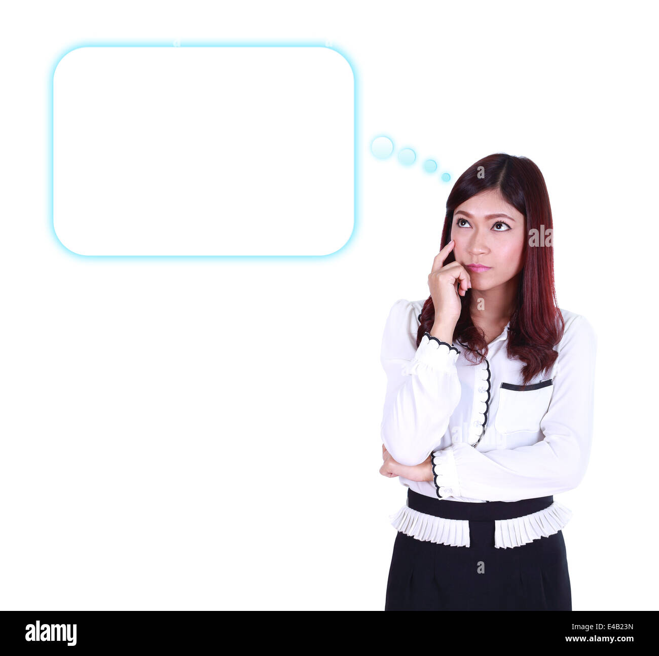 Pensa business donna cercando sul discorso bolla vuota isolata su sfondo bianco Foto Stock