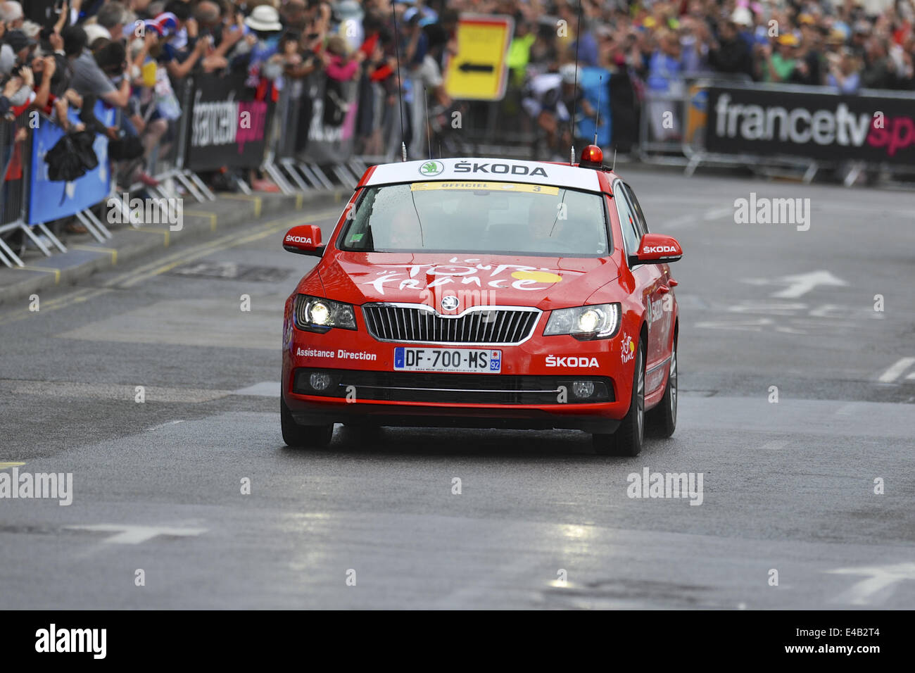 Londra, Regno Unito. 7 Luglio, 2014. Il Tour del direttore di gara auto proprio di fronte all'peleton (chi può solo essere visto arrotondare lo spigolo da Victoria Embankment in Bridge Street, Westminster). Credito: Michael Preston/Alamy Live News Foto Stock