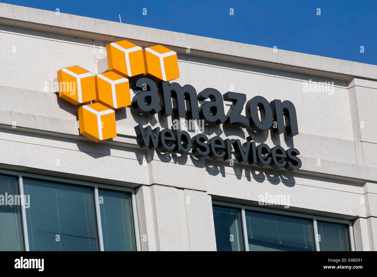 Un edificio di uffici occupati dal cloud computing provider Amazon Web Services. Foto Stock