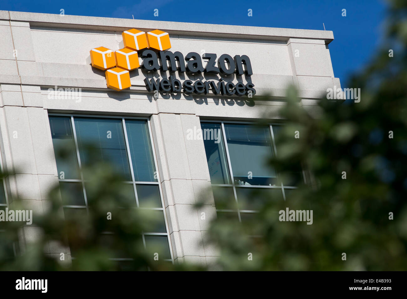 Un edificio di uffici occupati dal cloud computing provider Amazon Web Services. Foto Stock
