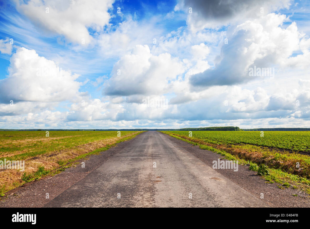 Paese vuoto prospettiva su strada con drammatica cielo molto nuvoloso Foto Stock