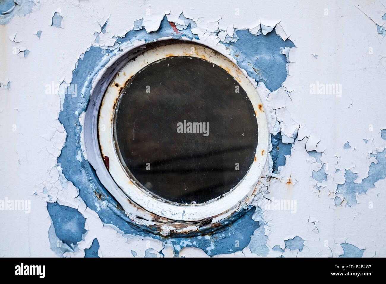 Round oblò in bianco e blu della parete della nave Foto Stock