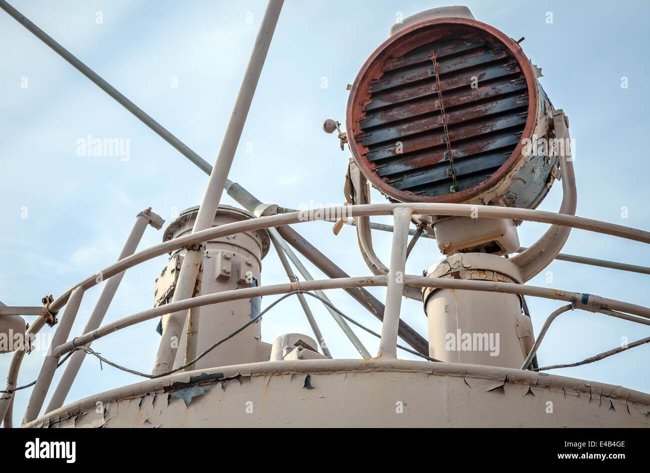 Segnale arrugginito luce montata sul ponte il capitano di una nave vecchia Foto Stock