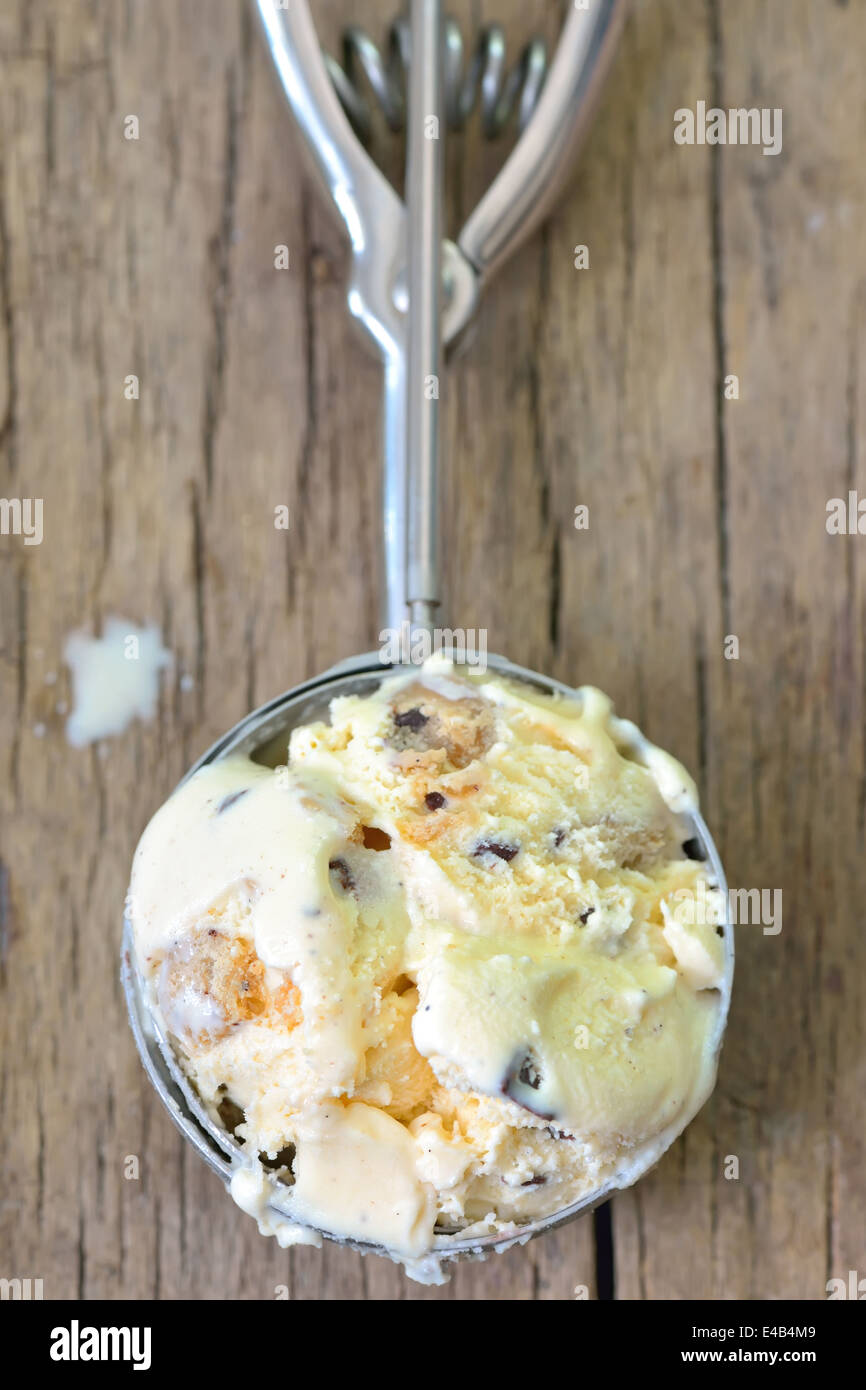 Gelato cucchiaio con la porzione di gelato Foto Stock