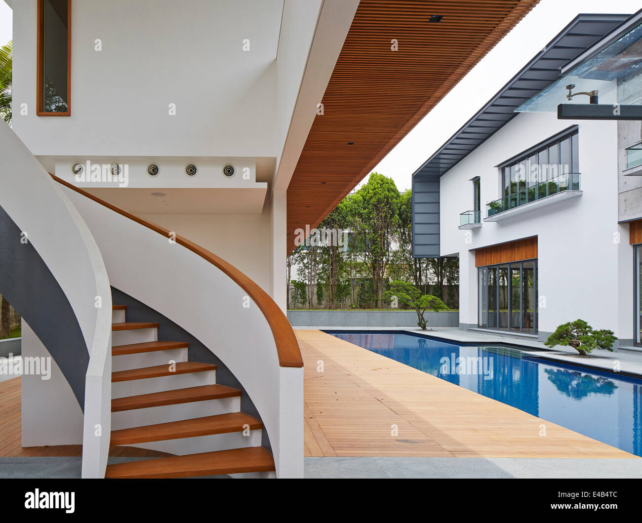 Peirce Collina Casa privata, Singapore Singapore. Architetto: Kay Ngee Tan architetti, 2014. La scala a chiocciola che conduce al primo flo Foto Stock