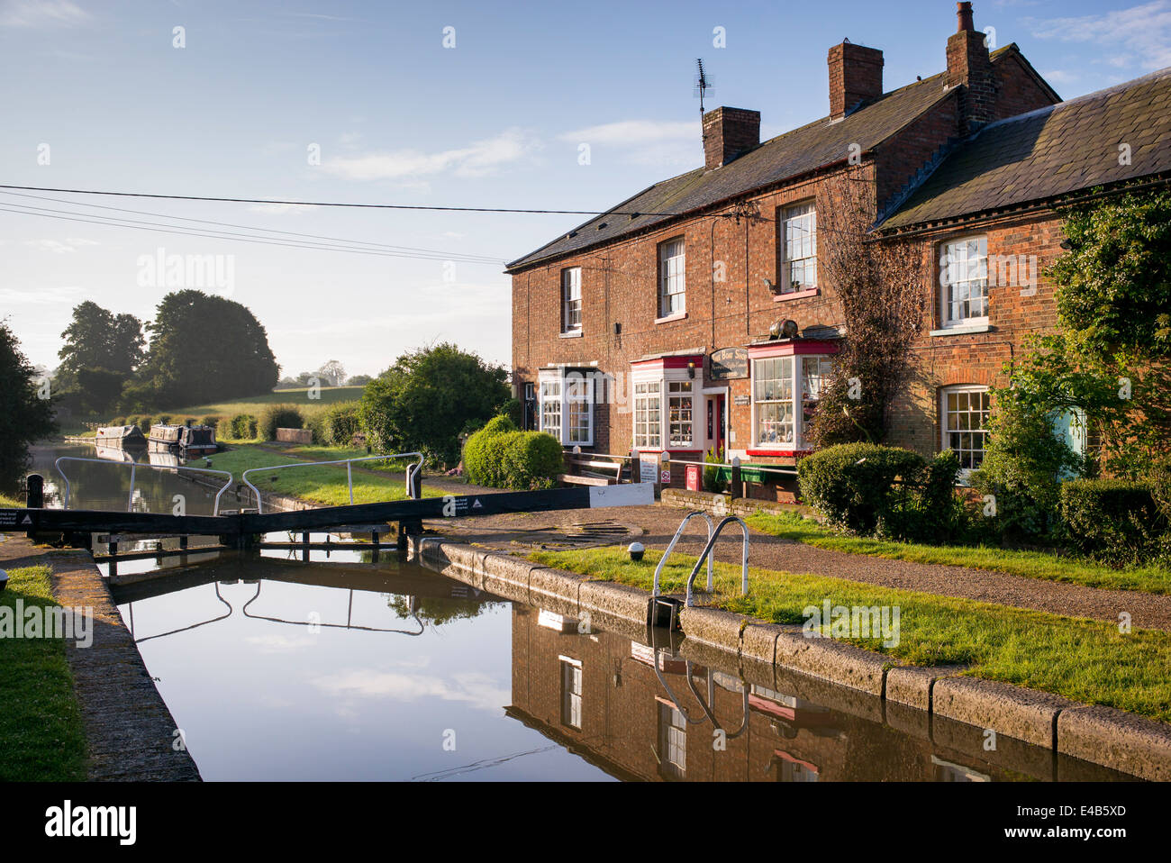 Il Boat House Canal Shop e bloccare sul Grand Union Canal. Braunston, Northamptonshire, Inghilterra Foto Stock