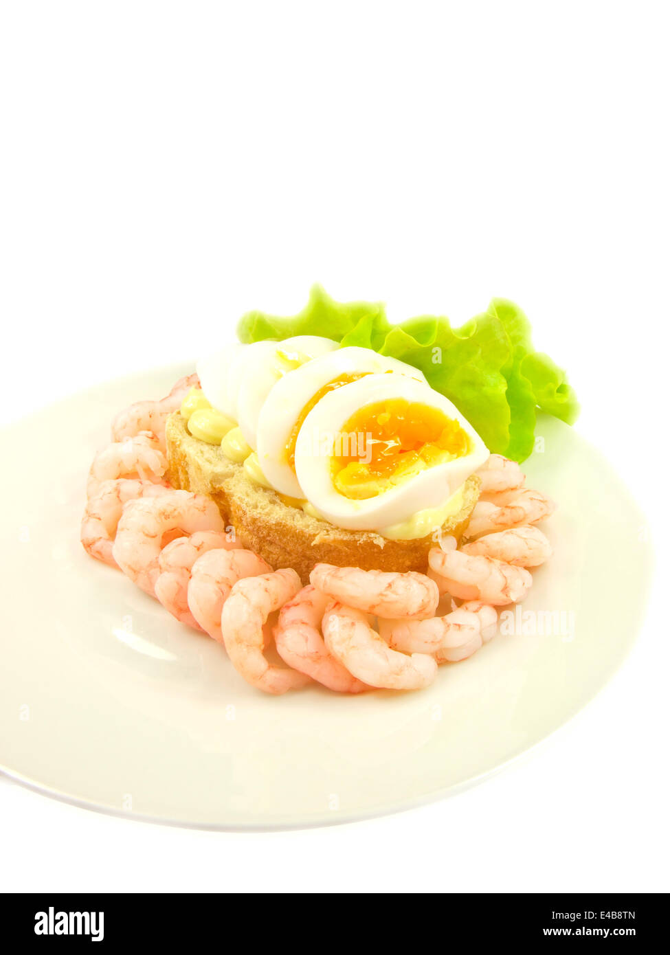 Sandwich di gamberi con uovo e lattuga Foto Stock