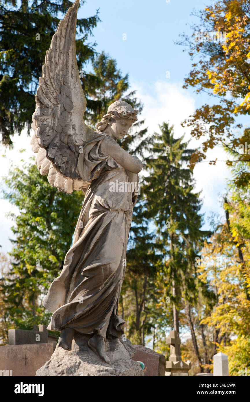 Monumento a un angelo su un cimitero Foto Stock Monumento a un angelo su un cimitero Foto Stock