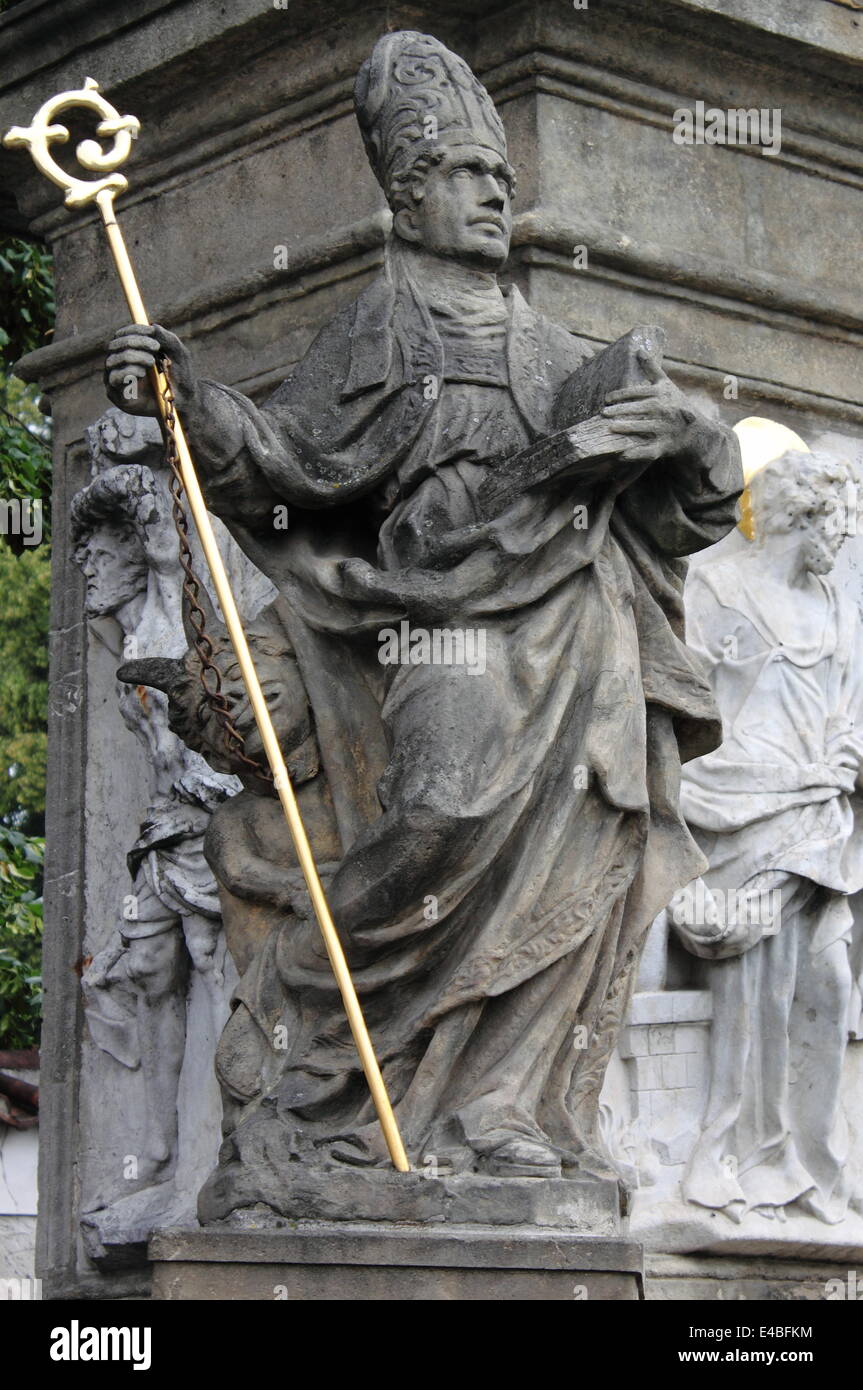Memorial statua di San Giovanni di Nepomuk in Kutna Hora ossario, Repubblica Ceca Foto Stock