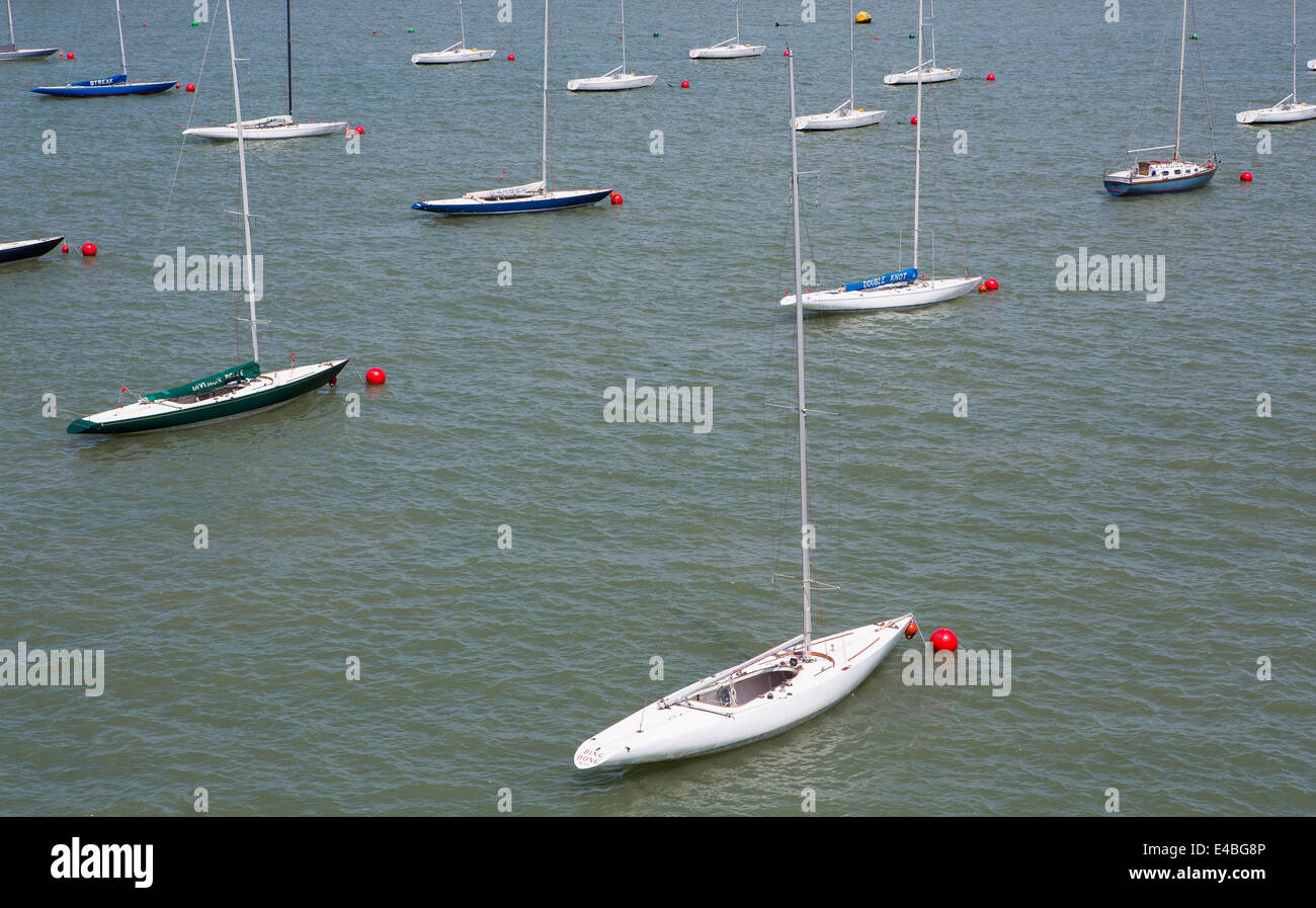 Vista generale di piccole barche a vela ancorate nel Solent a Cowes Marina sull'Isola di Wight su una soleggiata giornata estiva. Foto Stock