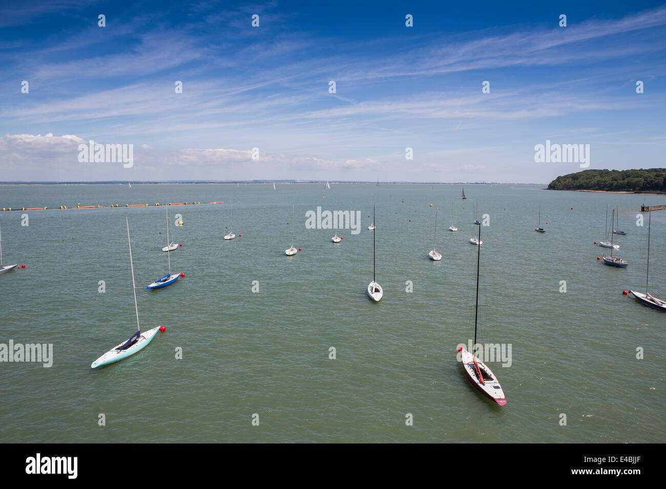 Vista generale di piccole barche a vela ancorate nel Solent a Cowes Marina sull'Isola di Wight su una soleggiata giornata estiva. Foto Stock