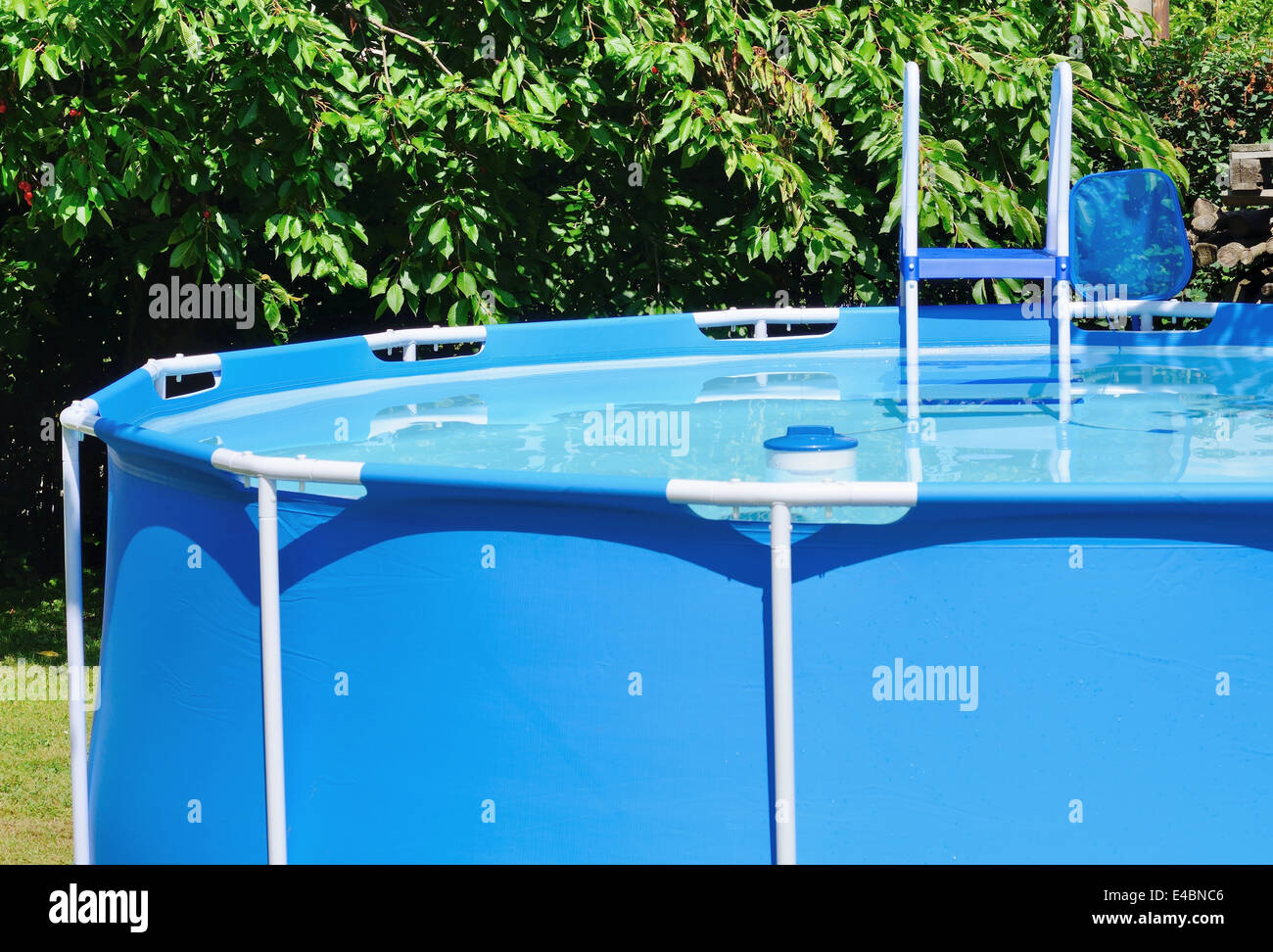 Acqua circolare piscina in giardino con cloro galleggiante e scala. Foto Stock
