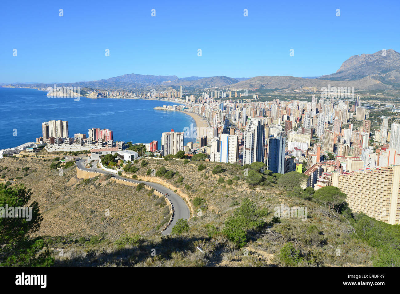 Vista del resort da La Cruz de Benidorm, Benidorm, Costa Blanca, Alicante provincia, il Regno di Spagna Foto Stock